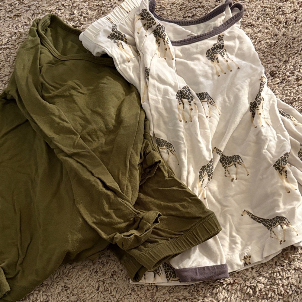 Kyte BABY Green and White Giraffe Pajama Set